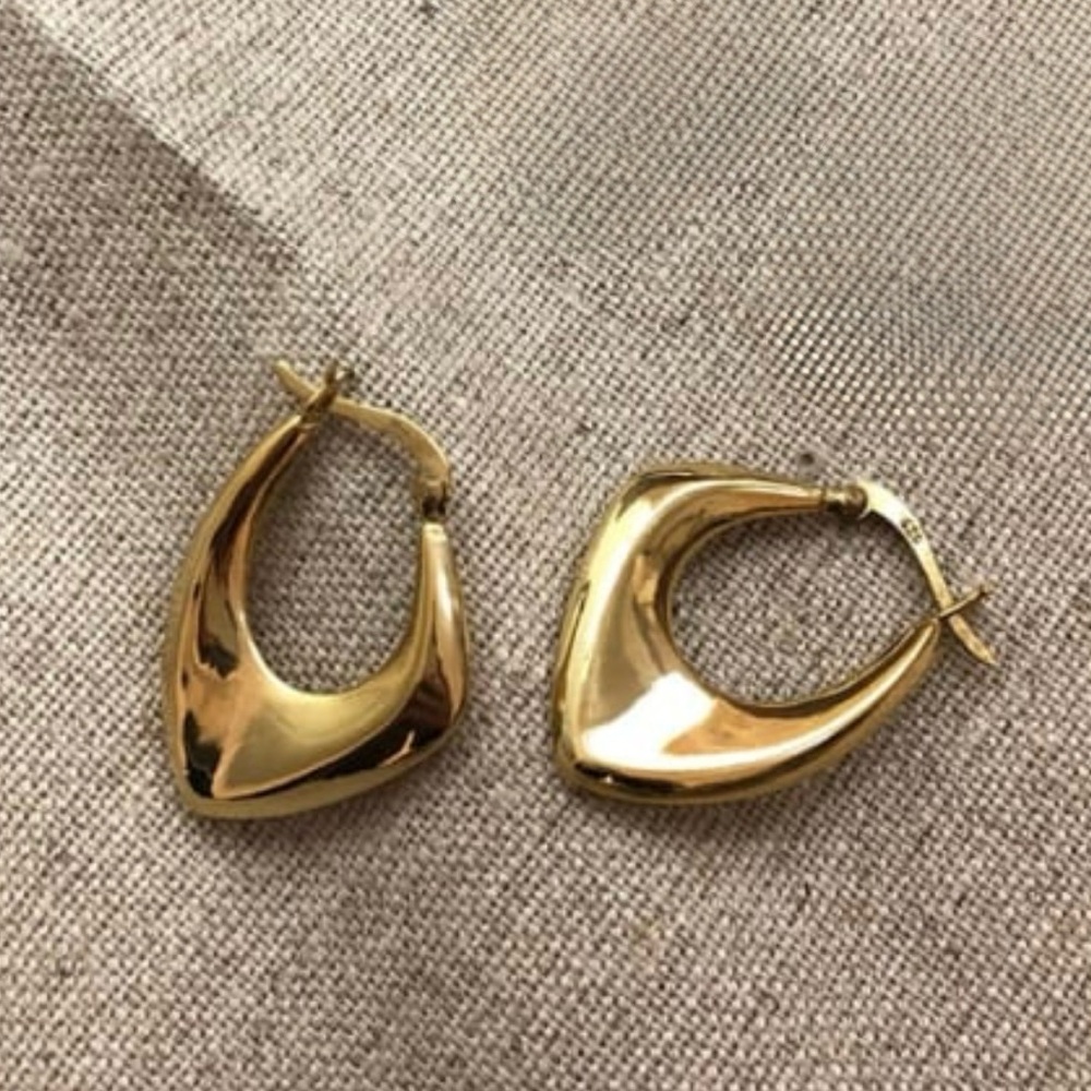 Elegant Gold Hoop Earrings E14-3235